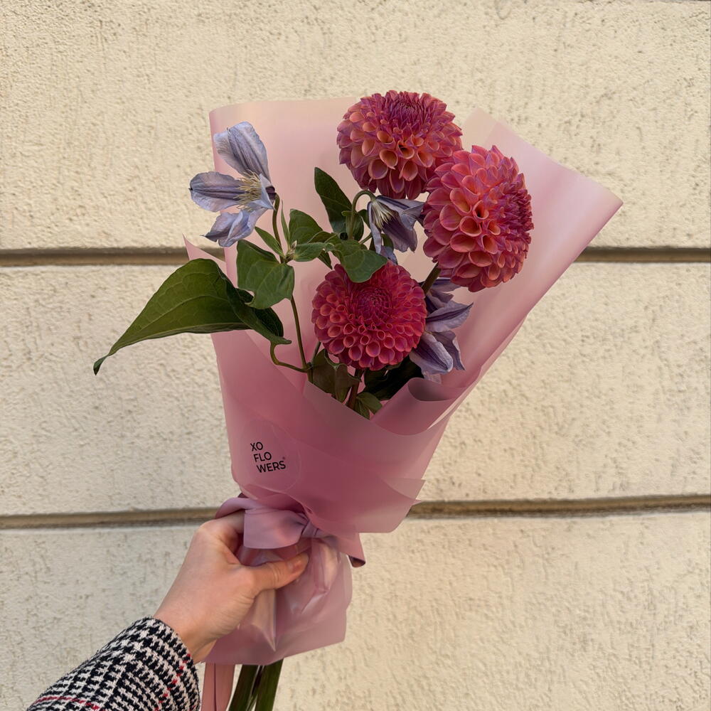 Букет-комплимент с георгинами и клематисом от XOFLOWERS