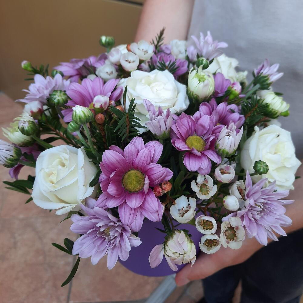Композиция с розами и хризантемой