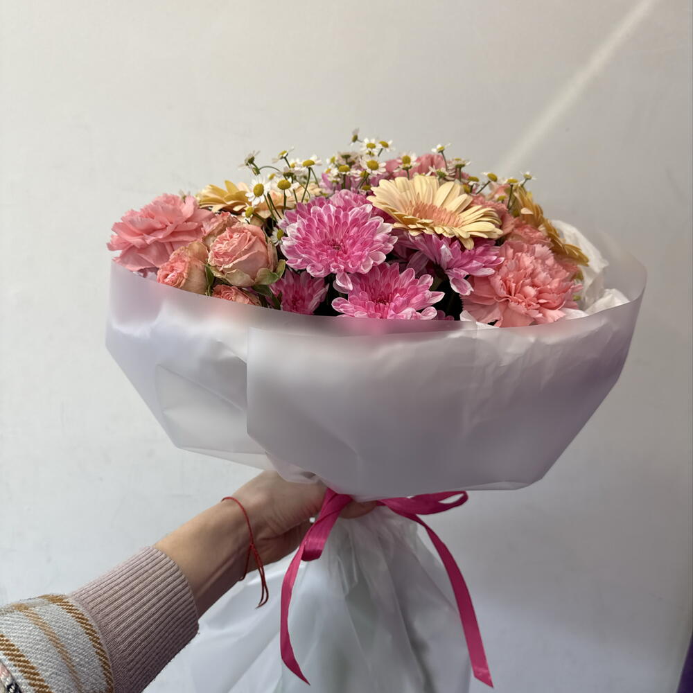 Букет из гербер, кустовых роз, кустовых хризантем