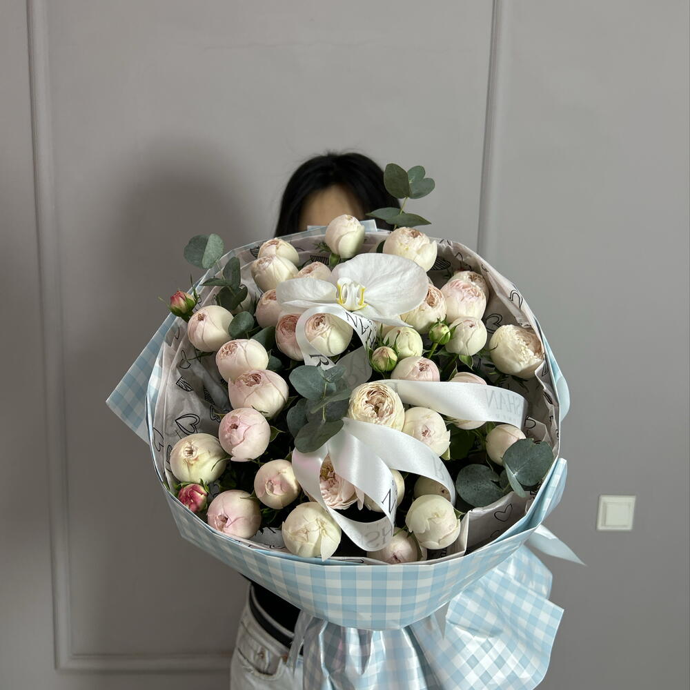 Прекрасный букет из кустовых роз🌸