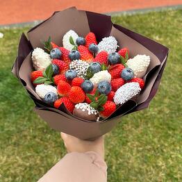 Bouquet of strawberries "Freshness"