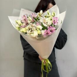 Стойкий нежный из эустомы (лизиантус) и альстромерий