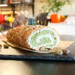 Pistachio meringue roll