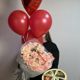 Подарочный набор из букета ажурных роз, шаров и фруктовой коробки