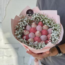 Клубника в шоколаде букет с живыми цветами гипсофила Rose 19 ягод
