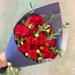 Ramo de kulek de rosas rojas y eucalipto
