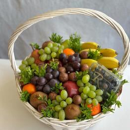 Корзина с фруктами и голубикой