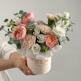 Composition with peach peony-shaped roses and mattiola. Bouquet 30 Bouquet in Moscow