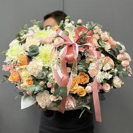 Корзина с розами, дианиусами и маттиолой