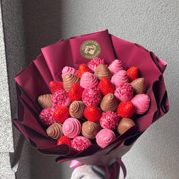 Hotel (bouquet of chocolate-covered strawberries, 1 kg, 20-44 pcs )