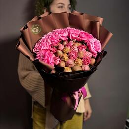 Yaga's Kiss (700g strawberries + peony roses)