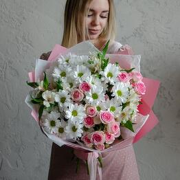 Трио хризантем, кустовых роз и альстромерий