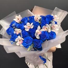 Rosas azules y orquídeas