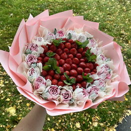 Букет из зефира и клубники свежей