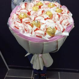 Ramo de Raffaello y Ferrero Roche