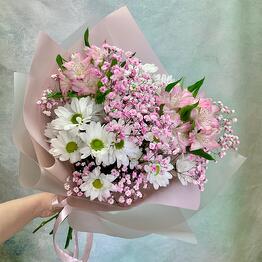 Delicado ramo de crisantemos, alstroemeria y gypsophila