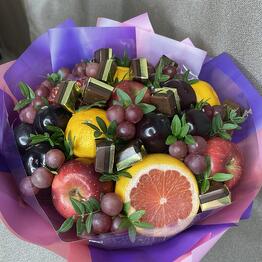 Фруктовый букет из яблок, сливы красной, мандаринов, грейпфрута, граната, винограда и шоколадок