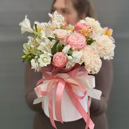 Peony-shaped bush roses, alstroemeria and fragrant mattiola in a hatbox