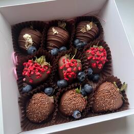 Juego de fresas en chocolate con leche 9 piezas