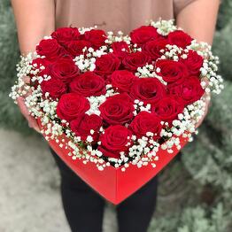 Сердце из красных роз и гипсофилы «День влюблённых»