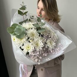 Букет из хризантем, гипсофилы и эвкалипта