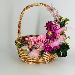 Корзина из ротанга с искусственными цветами