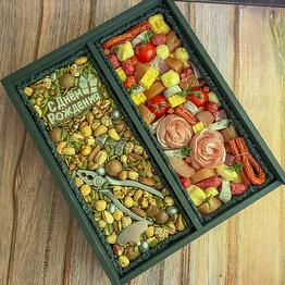 Съедобный ящик с колбасами, сырами и орехами
