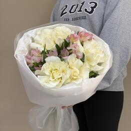 5 ажурных роз и Альстромерия