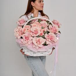Корзина с розовыми розами