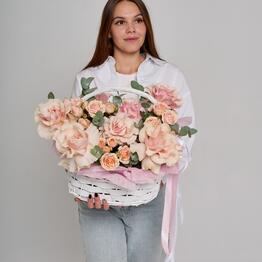 Корзина цветов с розами нежными