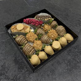 Клубника и бананы в молочном и карамельном шоколаде