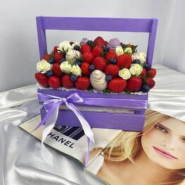 A box with strawberries and roses Amethyst M