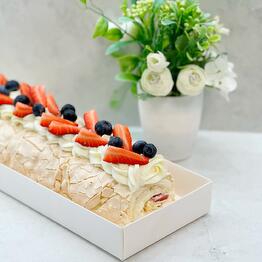 Meringue roll with fresh berries