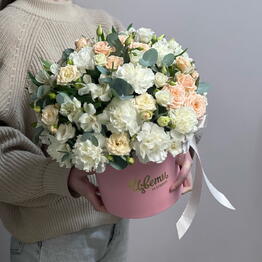 Цветы в коробке, белые диантусы, кустовая роза