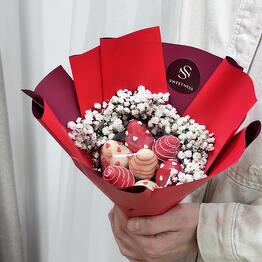 Клубника в шоколаде букет с гипсофилой живыми цветами Mini Red