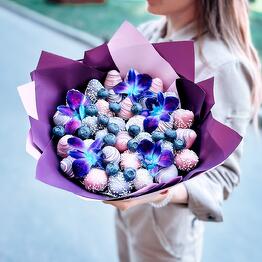 Bouquet of chocolate-covered strawberries and orchids «cosmos» 🪐
