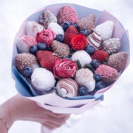 Bouquet of strawberries in chocolate "Rosinka"