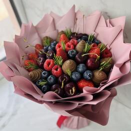 Bouquet of strawberries and berries Ecuador mini