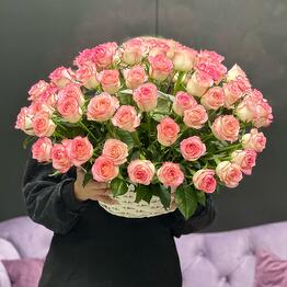 Корзина с розовыми розами