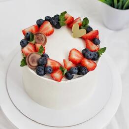 Cake with berries