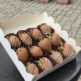 Chocolate-covered strawberries “Love&Choco”