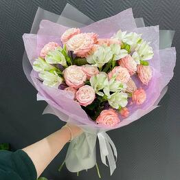 Букет Нежность кустовые розы и альстромерия