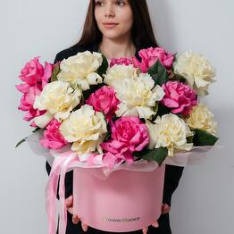 Цветы в коробке розовые и белые
