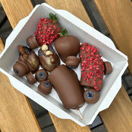 Набор из клубники, бананов, голубики и фиников в бельгийском шоколаде 🍫