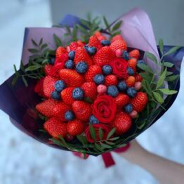 Bouquet of strawberries and blueberries