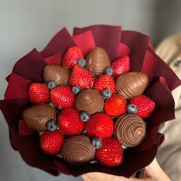 Bouquet of strawberries "Ogonek"