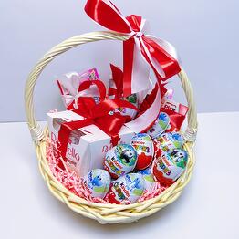 Cesta de regalo Kinder sorpresa, Kinder chocolate y Raffaello
