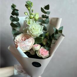 Bouquet of roses and mattiola
