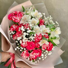 Ramo de rosas arbustivas, alstroemeria y gypsophila "Clásico"