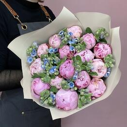 Красивый букет пионов с незабудками